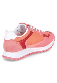 Rosa Sportschuh aus einer Mischung von Mesh, Wildleder und glänzenden Materialien. Weiße Sohle mit Gummitraktion, abgerundete Zehenpartie und Schnürdesign.