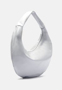 Hvit hobo-veske laget av glatt, mykt materiale. Har en avrundet form, bred topphåndtak og glidelås-lukking. Minimalistisk design.