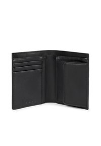 Billetera de cuero negro con múltiples compartimentos para tarjetas y un compartimento para billetes. Presenta una textura suave y detalles de costura. Nombre de la marca estampado en el interior.