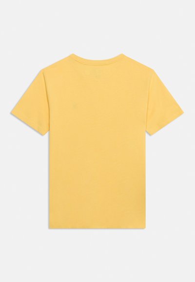 Απλό κίτρινο T-shirt με κοντά μανίκια και στρογγυλή λαιμόκοψη, εμφανίζεται από πίσω σε λευκό φόντο.