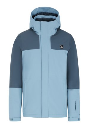 Chaqueta impermeable azul claro con acentos azul oscuro, que cuenta con capucha, cierre frontal con cremallera, dos bolsillos laterales y puños ajustables.
