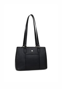 Zwarte leren tote bag met twee lange handvatten, rechthoekige vorm, getextureerd oppervlak, een voorvak en een subtiele metalen accenten aan de voorkant.