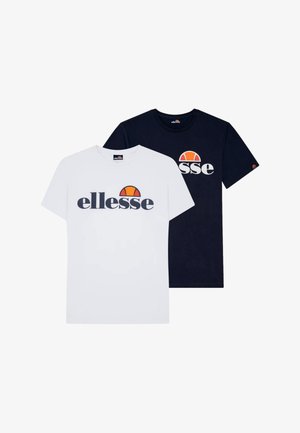 Dwie koszulki z krótkim rękawem i okrągłym dekoltem, jedna biała i jedna czarna, każda z logo "ellesse" i pomarańczowo-czerwonym wzorem półokręgu na piersi.