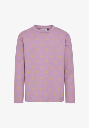 Koszulka z długim rękawem w jasnofioletowym kolorze, wykonana z bawełny, z nadrukiem żółtych motyli w całej powierzchni i okrągłym dekoltem. Miękka tekstura, dopasowany krój.