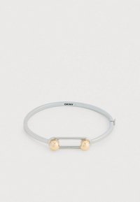 Brazalete de metal plateado con acabado liso, que presenta un detalle rectangular de plata y dos extremos esféricos dorados. Cierre ajustable incluido.