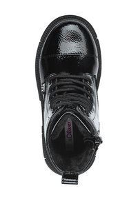 Stivale alla caviglia nero e lucido con finitura in vernice, lacci testurizzati e una morbida fodera interna. Dotato di chiusura con zip per una facile indossatura.