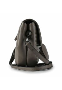 Borsa a tracolla in pelle grigia con design trapuntato, dotata di chiusura con zip, tracolla regolabile e dettagli in metallo tono argento.