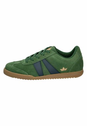 Grüner Wildledersneaker mit dunkelblauen Seitenstreifen, beiger Gummisohle, Schnürsenkeln und kleinem beigen Logo an der Seite und Zunge.