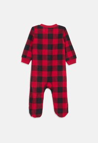 Rot und schwarz kariertes Overall, langärmlig, aus weichem Stoff. Mit Rundhalsausschnitt und ganzfüßigem Design mit elastischen Bündchen. Keine Vorderöffnung.