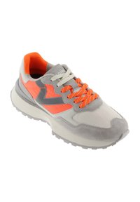 Zapatilla deportiva en gris y naranja con parte superior de malla y ante, acentos texturizados, entresuela de color claro y cordones naranjas con patrones.