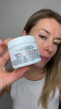 Krem Ultra Facial od Kiehl's w białym słoiku, z czarnym i czerwonym napisem. Okrągły kształt, gładka powierzchnia, z zakrętką na gwint.