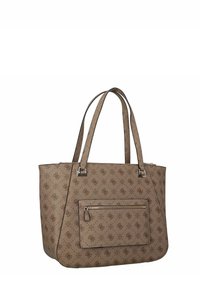 Bolso tote beige con patrón de logo en relieve, asas dobles en la parte superior, un bolsillo frontal con cremallera y detalles de hardware en tono plateado.