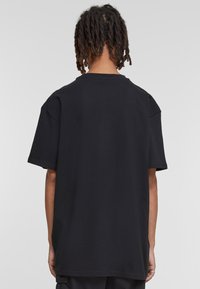 Upscale by Mister Tee YU-GHI-OH DARK MAGICIAN HEAVY  - Marškinėliai su spaudiniu - black