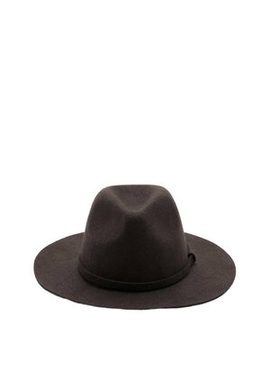 Chapeau fedora marron foncé à large bord avec un pli sur la calotte et une bande simple autour de la base.