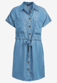 Džínové šaty košilového střihu v světle modré barvě s límečkem, krátkými rukávy, zapínáním na knoflíky vpředu, dvěma kapsami na prsou, páskem v pase a zakřiveným lemem.