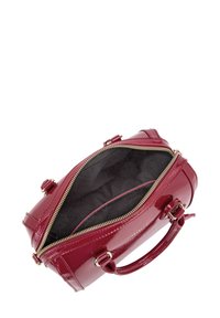 Glanzende bordeauxrood handtas met dubbele handvaten en gouden rits. Interieur heeft een zwarte voering. Rondvorm met een gladde textuur.