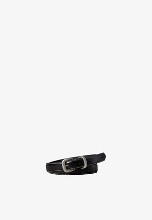 Ceinture en cuir noir avec surpiqûres blanches et boucle rectangulaire argentée, enroulée sur un fond blanc.