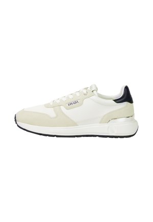 Baskets basses blanches et beiges avec un détail talon noir, des lacets blancs et le logo "Gisada" sur le côté, vues du côté extérieur.