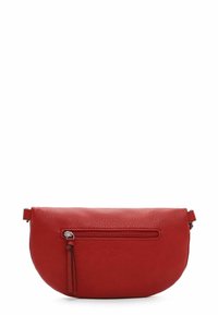 Borsa a tracolla rossa in pelle con una forma curva, dotata di una tasca frontale con zip, una superficie testurizzata e una frangia decorativa sulla zip.