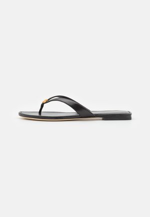 Melnas ādas flip-flop sandales ar plānu siksniņu, plakanu zoli un mazu zelta akcentu uz siksniņas. Gluda tekstūra un minimālisma dizains.