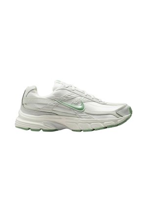 Chaussure de course Nike blanche et vert clair avec une tige en mesh et synthétique, semelle amortie, et fermeture à lacets, vue de côté.