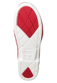 Semelle de chaussure sur plateforme en Croslite rouge avec semelle extérieure blanche texturée, dotée d'un motif de grip anti-marque et avec des détails de marque gravés.