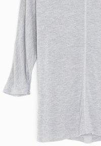 Grijze langemouwen t-shirt van zacht, lichtgewicht stof. Heeft een relaxte fit met een ronde halslijn en opgerolde mouwen.