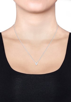 Silberne Halskette mit einem Anhänger in Form des Buchstabens "V", ausgestattet mit einer zarten Kette und einer glatten, polierten Oberfläche.