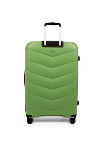 Zelený kufr na tvrdé skořepině s vzorem chevron, stříbrnými doplňky a teleskopickou rukojetí. Obsahuje dvě černé kola pro mobilitu.