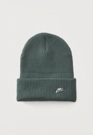 Bonnet en maille côtelée vert foncé, avec un large revers et un petit logo Nike, présenté sur un fond clair uni.