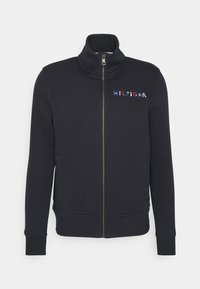 Felpa nera con zip realizzata in materiale morbido, dotata di un alto colletto, logo in rosso, bianco e blu e tasche laterali.