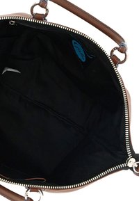 Borsa a mano in pelle marrone con chiusura a zip, dotata di un interno in tessuto nero, accessori in argento e un'etichetta del marchio all'interno.