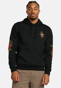 Zwarte hoodie met een voorkocket, verstelbare trekkoord, groen slang ontwerp en rode vlamaccenten op de mouwen. Zachte stof, relaxte pasvorm.