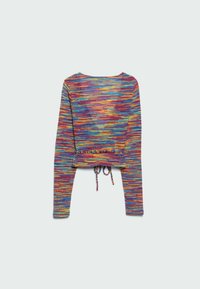 Meerlaagse cropped trui met lange mouwen, voorzien van een getextureerd breipatroon en trekkoordsluiting aan de taille, in levendige kleuren.