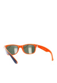 Occhiali da sole in plastica arancione con lenti verde scuro, design leggero e montatura leggermente curvata. Presentano un accento argentato sulla tempia.