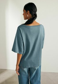 Next SLOUCH SHOULDER - Navadna majica - blue