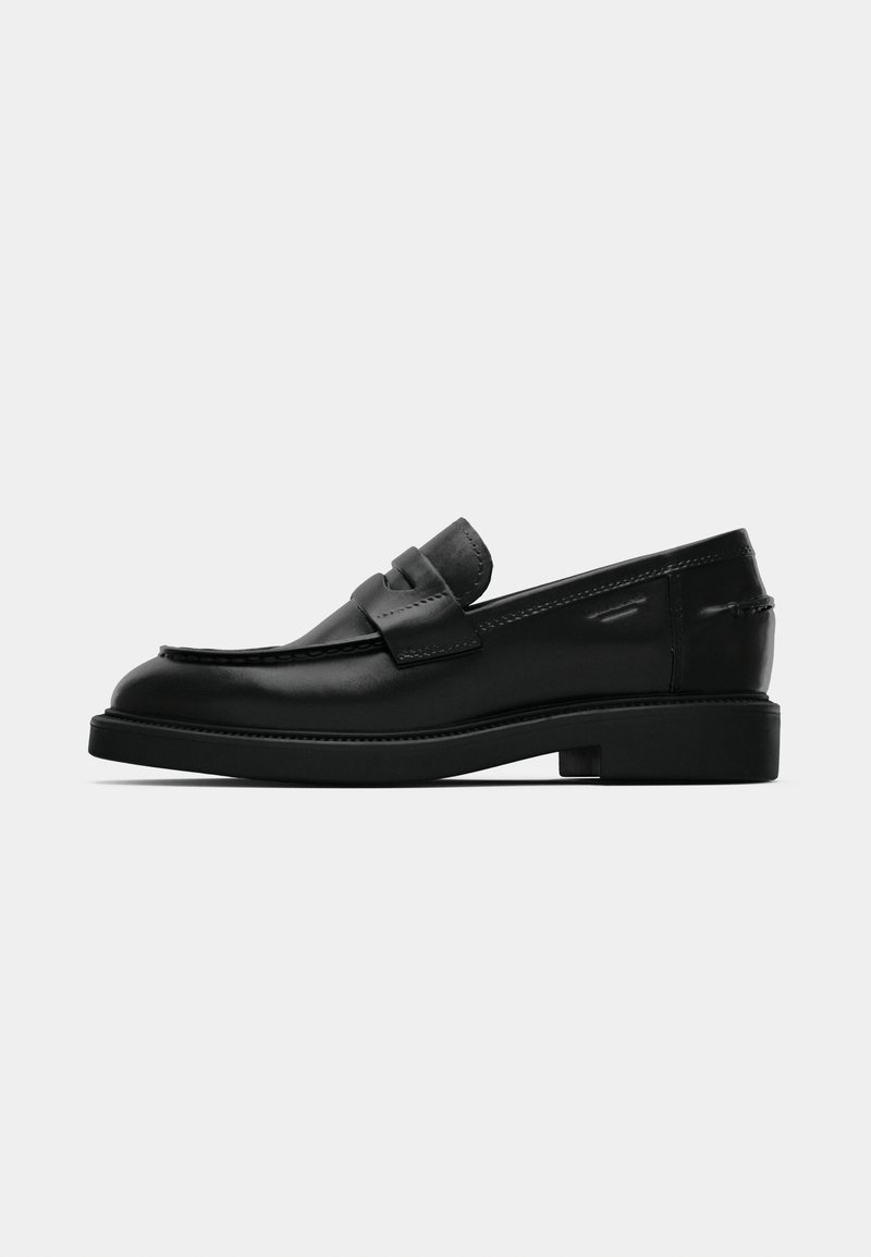 Schwarze Lederloafers mit glatter Textur, abgerundetem Zehenbereich und minimaler Naht. Verfügt über einen dekorativen Riemen über dem Obermaterial und einen niedrigen Blockabsatz.
