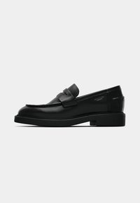 Mocassins en cuir noir avec une texture lisse, un bout arrondi et des coutures minimales. Présentent une sangle décorative sur le devant et un petit talon carré.