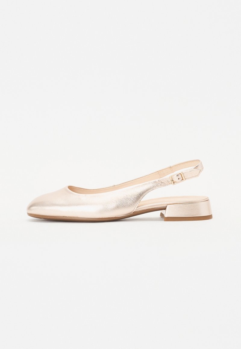 Chaussure plate beige métallisée à bride arrière avec un petit talon carré et une sangle latérale réglable à boucle, vue de profil.