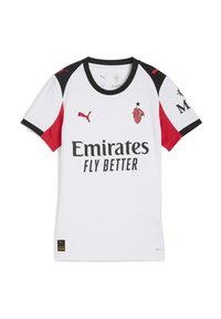 Hvid sportstrøje med korte ærmer og røde detaljer, sort halsudskæring, med "Emirates Fly Better" logo, Puma logo og klubmærke på brystet.