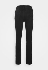 Jean en denim noir avec une coupe ajustée, des jambes droites et des poches arrière ornées de détails de couture distinctifs. Texture lisse sur toute la surface.