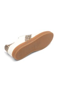 Sneakers in pelle bianca con dettagli in stampa leopardata, suola in gomma testurizzata e suola in gomma marrone, caratterizzati da un design slip-on.
