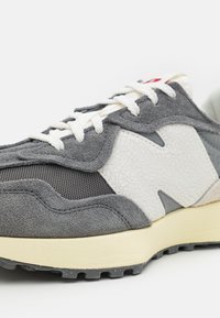 New Balance U327 UNISEX - Sportcipő - castle rock