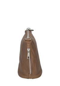 Pochette in pelle marrone a forma triangolare, con zip e accessori in argento. Texture liscia con dettagli di cucitura pulita.