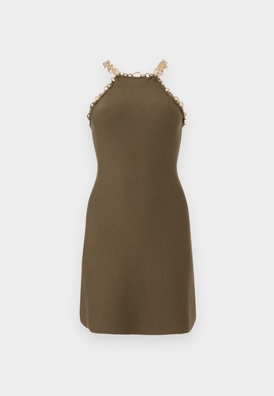 Olivegrünes ärmelloses Kleid mit taillierter Silhouette, das goldene Kettenakzente an den Trägern und ein strukturtes Stofffinish aufweist.