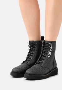 MICHAEL Michael Kors Botines con plataforma - black