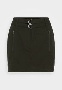 Svart bomullskjørt med en tettsittende design. Har belte med dobbel ringbeslag og to glidelåslommer på siden. Glatt tekstur, kne-lengde.
