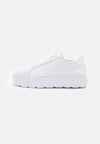 Baskets blanches avec une tige en cuir lisse, un bout rond et une semelle texturée épaisse. Présente un logo minimaliste et un système de laçage.