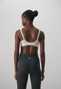 triaction by Triumph CARDIO FLOW - Sujetadores deportivos con sujeción alta - fresh powder