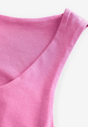 Material textil din bumbac roz, cu o textura neteda, avand o bretea larga si un decolteu rotunjit. Aspect simplu si minimalist.